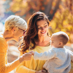 Erziehungsdifferenzen. Das Bild zeigt Kind, Mutter und Oma im Zusammenspiel.