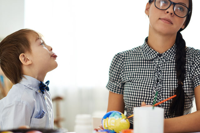 Ein Kind streckt seiner Mutter die Zunge raus